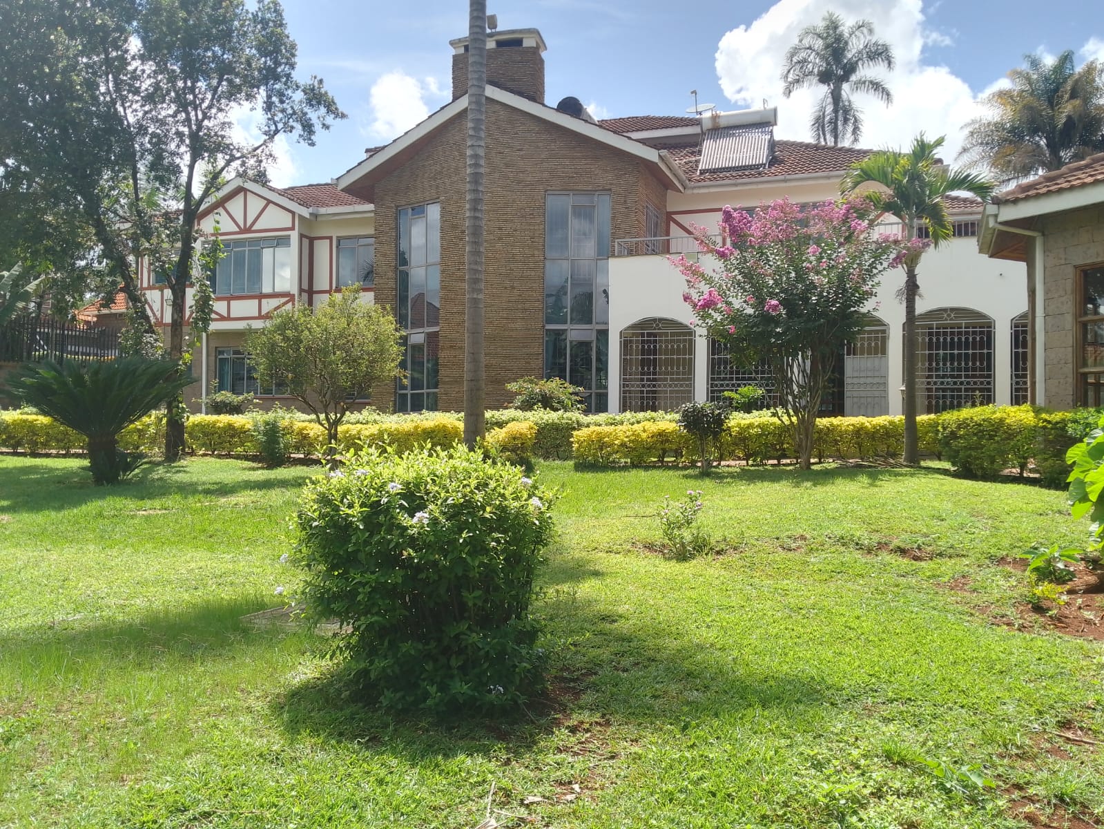 BEAUTIFUL 6-BEDROOM TRIPLE-STOREY MANSION FOR SALE – RUNDA, PUFFIN DRIVE