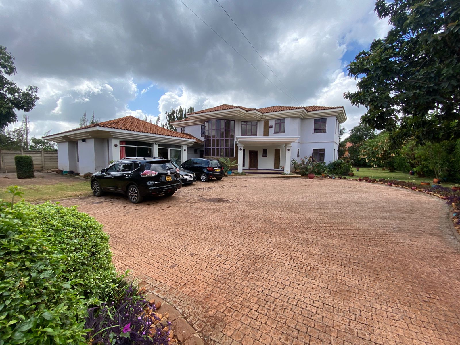 4 bedrooms with 2 dsq on 0.5 acres of land old runda