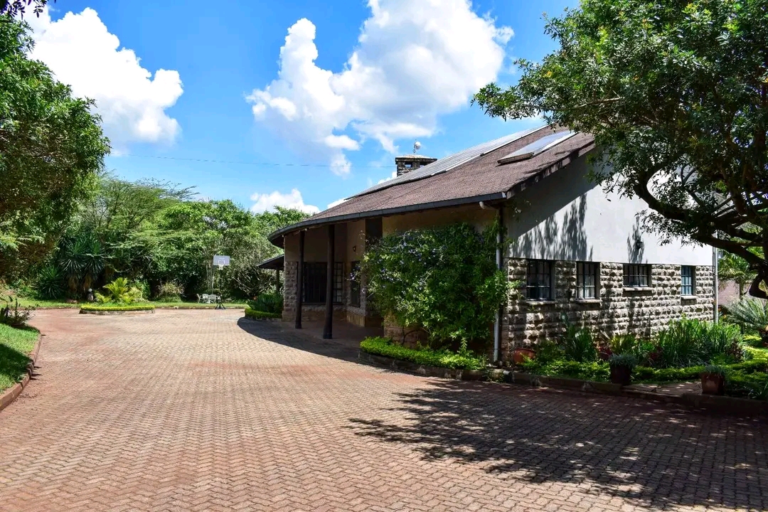 Luxurious 3-bedroom (all ensuite) in Hardy-Karen, with a 2-bedroom guest house on 2.5 Acres